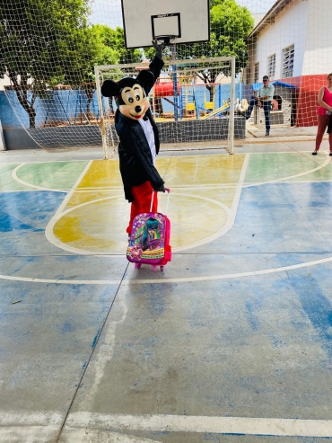 Foto 75: Trio Elétrico e personagens visitam Escolas e Creches municipais em comemoração à semana das crianças
