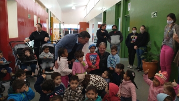 Foto 12: Novos uniformes de inverno e calçados são entregues para os alunos da Rede Municipal de Quatá