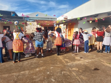 Foto 60: Quadrilha anima Festa Julina do Centro Comunitário