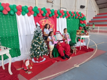 Foto 20: Papai Noel, Patati & Patatá alegram a entrega de presentes de Natal