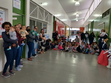 Foto 10: Novos uniformes de inverno e calçados são entregues para os alunos da Rede Municipal de Quatá