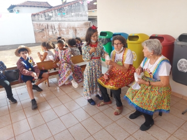 Foto 31: Quadrilha anima Festa Julina do Centro Comunitário