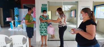 Foto 17: Entrega de Kit de enxoval de bebê para as futuras mamães atendidas pelos programas do CRAS