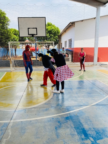 Foto 72: Trio Elétrico e personagens visitam Escolas e Creches municipais em comemoração à semana das crianças