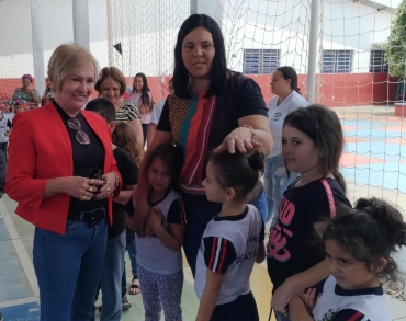 Foto 19: Trio Elétrico e personagens visitam Escolas e Creches municipais em comemoração à semana das crianças