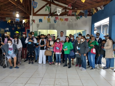 Foto 94: Grupo atendido pelo CRAS participa de passeio em Hotel Fazenda