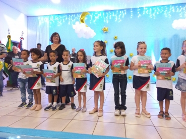 Foto 38: Encanto e Beleza marcaram a noite de Formatura da Educação Infantil Municipal de Quatá