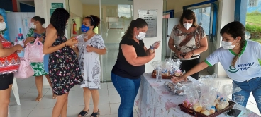 Foto 65: Entrega de Kit de enxoval de bebê para as futuras mamães atendidas pelos programas do CRAS