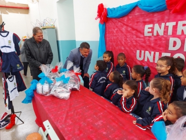 Foto 27: Novos uniformes de inverno e calçados são entregues para os alunos da Rede Municipal de Quatá