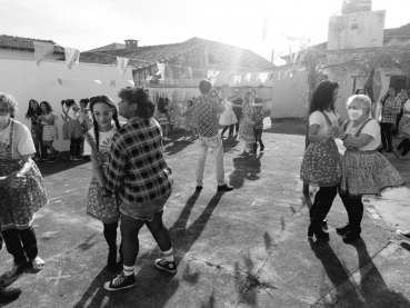 Foto 7: Quadrilha anima Festa Julina do Centro Comunitário