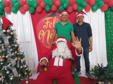 Foto 50: Papai Noel, Patati & Patatá alegram a entrega de presentes de Natal