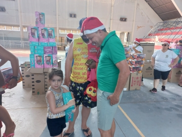 Foto 41: Papai Noel, Patati & Patatá alegram a entrega de presentes de Natal