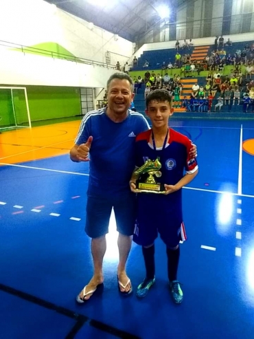 Foto 1: CAQ: CAMPEÃO DO CAMPENATO DE FUTSAL com a equipe Sub - 07 e VICE a equipe Sub - 15