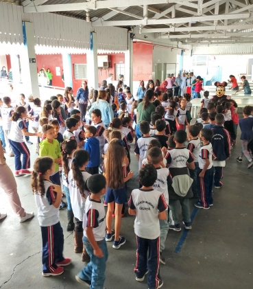 Foto 13: Trio Elétrico e personagens visitam Escolas e Creches municipais em comemoração à semana das crianças