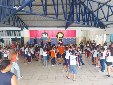 Foto 37: Trio Elétrico e personagens visitam Escolas e Creches municipais em comemoração à semana das crianças