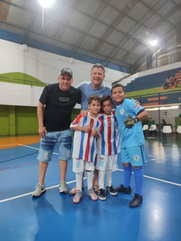 Foto 2: CAQ: CAMPEÃO DO CAMPENATO DE FUTSAL com a equipe Sub - 07 e VICE a equipe Sub - 15