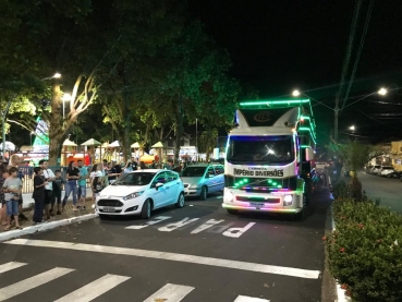 Foto 38: Mais uma grande atração: Carreta da alegria atrai centenas de pessoas