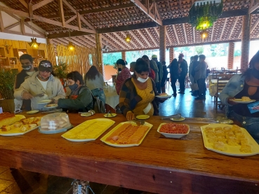 Foto 55: Grupo atendido pelo CRAS participa de passeio em Hotel Fazenda