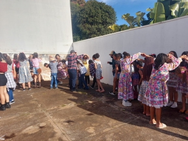 Foto 28: Quadrilha anima Festa Julina do Centro Comunitário