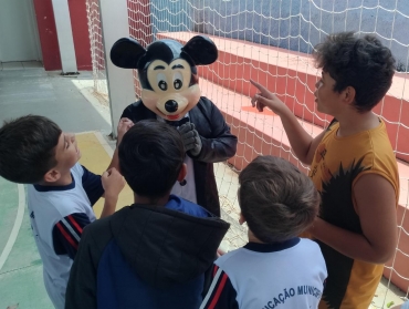 Foto 4: Trio Elétrico e personagens visitam Escolas e Creches municipais em comemoração à semana das crianças