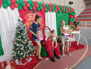 Foto 24: Papai Noel, Patati & Patatá alegram a entrega de presentes de Natal