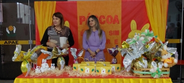 Foto 3: Ainda sobre a Páscoa.....Prefeitura realiza entrega de chocolates 