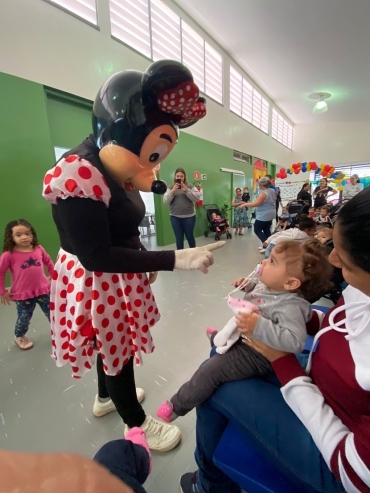 Foto 11: Trio Elétrico e personagens visitam Escolas e Creches municipais em comemoração à semana das crianças