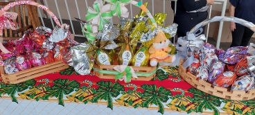 Foto 25: Ainda sobre a Páscoa.....Prefeitura realiza entrega de chocolates 
