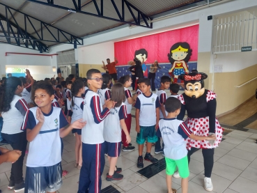 Foto 38: Trio Elétrico e personagens visitam Escolas e Creches municipais em comemoração à semana das crianças