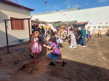 Foto 13: Quadrilha anima Festa Julina do Centro Comunitário