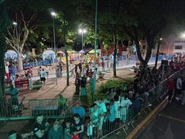 Foto 4: Mais uma grande atração: Carreta da alegria atrai centenas de pessoas