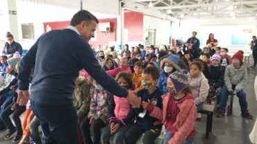 Foto 50: Novos uniformes de inverno e calçados são entregues para os alunos da Rede Municipal de Quatá