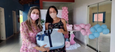 Foto 55: Entrega de Kit de enxoval de bebê para as futuras mamães atendidas pelos programas do CRAS