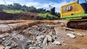 Foto 1: Retirada da Ponte do Bairro Água Bonita