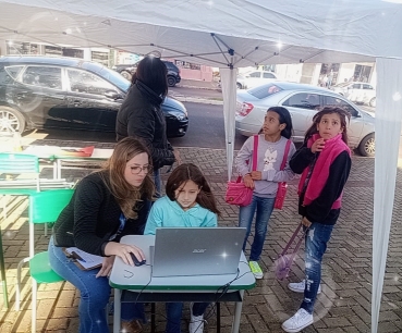 Foto 8: Alunos participam de atividades com informações sobre a Leishmaniose