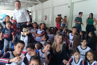 Foto 82: Trio Elétrico e personagens visitam Escolas e Creches municipais em comemoração à semana das crianças