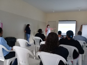 Foto 9: Palestra sobre doenças sexualmente transmissíveis marca reunião do grupo de convivência