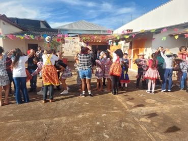 Foto 10: Quadrilha anima Festa Julina do Centro Comunitário