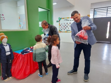 Foto 4: Novos uniformes de inverno e calçados são entregues para os alunos da Rede Municipal de Quatá