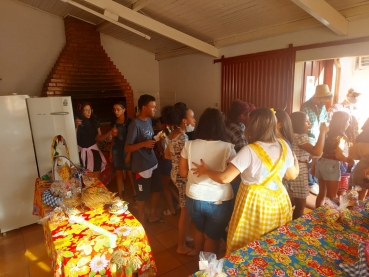 Foto 42: Quadrilha anima Festa Julina do Centro Comunitário