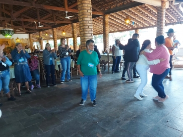 Foto 46: Grupo atendido pelo CRAS participa de passeio em Hotel Fazenda