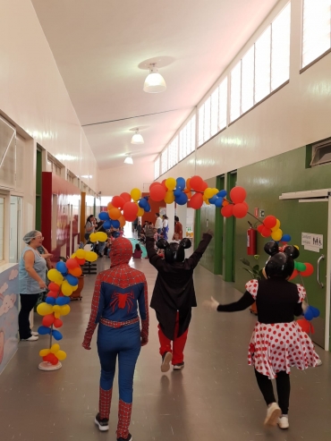 Foto 1: Trio Elétrico e personagens visitam Escolas e Creches municipais em comemoração à semana das crianças
