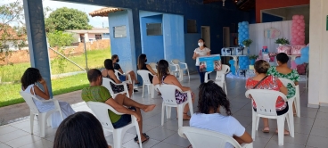 Foto 42: Entrega de Kit de enxoval de bebê para as futuras mamães atendidas pelos programas do CRAS