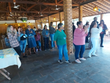 Foto 85: Grupo atendido pelo CRAS participa de passeio em Hotel Fazenda