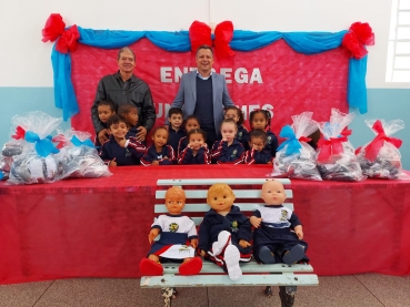 Foto 107: Novos uniformes de inverno e calçados são entregues para os alunos da Rede Municipal de Quatá