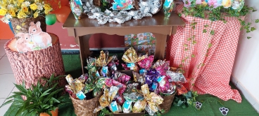Foto 71: Ainda sobre a Páscoa.....Prefeitura realiza entrega de chocolates 