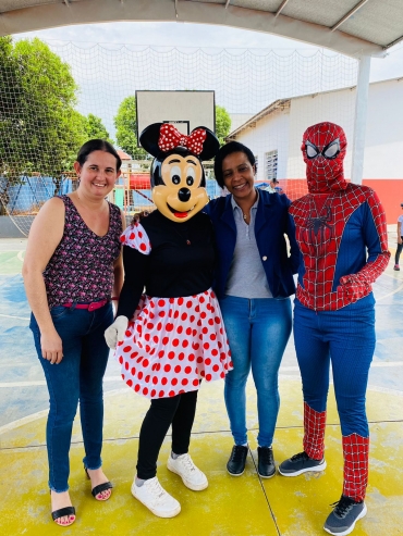 Foto 79: Trio Elétrico e personagens visitam Escolas e Creches municipais em comemoração à semana das crianças