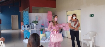 Foto 13: Entrega de Kit de enxoval de bebê para as futuras mamães atendidas pelos programas do CRAS