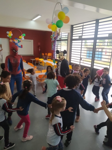Foto 12: Trio Elétrico e personagens visitam Escolas e Creches municipais em comemoração à semana das crianças