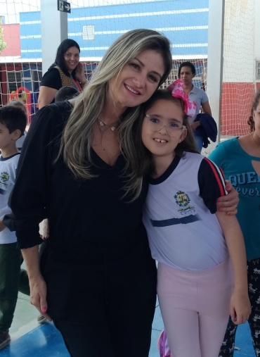 Foto 5: Trio Elétrico e personagens visitam Escolas e Creches municipais em comemoração à semana das crianças